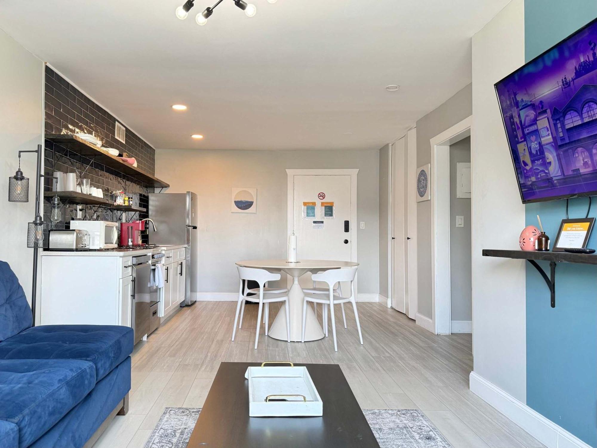 Close To Everywhere Downtown Onsite Parking Lm1004